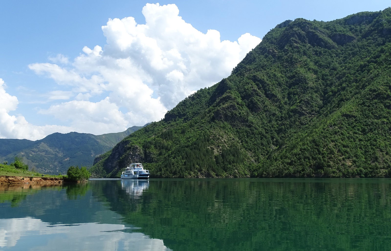 Komani Port (Photo license: CC BY 2.0)